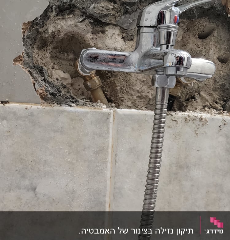 ברז מים מותקן בקיר עם חור חשוף